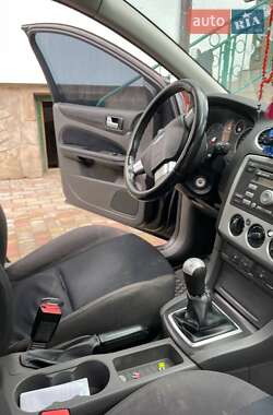 Хэтчбек Ford Focus 2005 в 