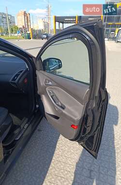 Хэтчбек Ford Focus 2011 в 