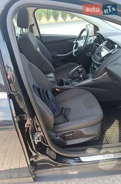 Хэтчбек Ford Focus 2011 в 