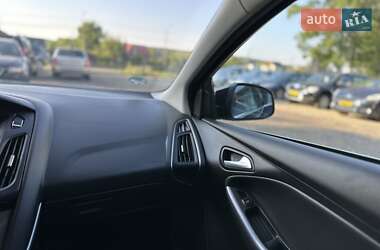 Хэтчбек Ford Focus 2012 в 