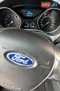 Хэтчбек Ford Focus 2011 в 