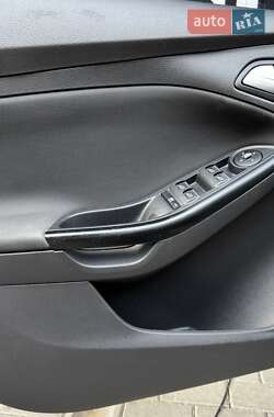 Хэтчбек Ford Focus 2011 в 