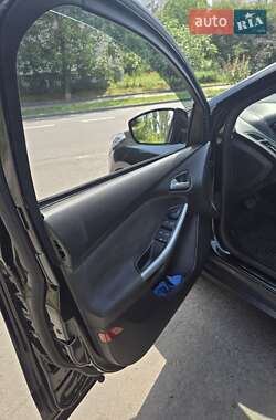Хэтчбек Ford Focus 2011 в 