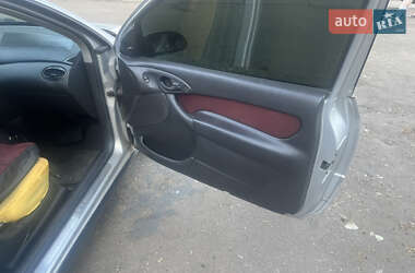 Хэтчбек Ford Focus 2003 в 