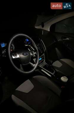 Хэтчбек Ford Focus 2011 в 