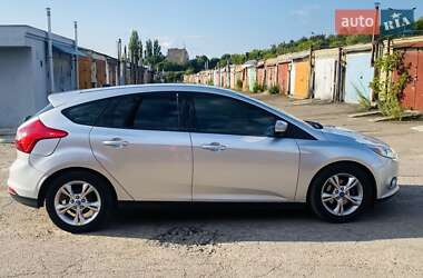 Хэтчбек Ford Focus 2012 в 