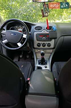 Хэтчбек Ford Focus 2010 в 