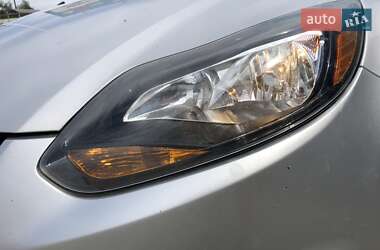 Хэтчбек Ford Focus 2012 в 