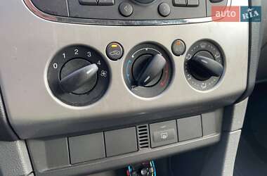 Хэтчбек Ford Focus 2011 в 