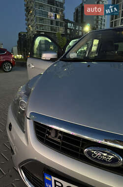 Хэтчбек Ford Focus 2010 в 