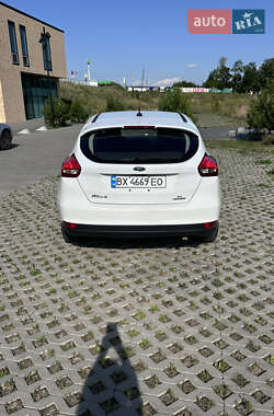 Хэтчбек Ford Focus 2015 в 