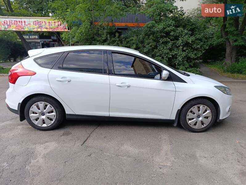 Хэтчбек Ford Focus 2013 в 