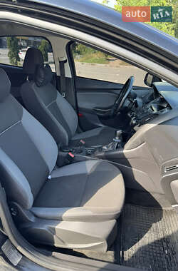 Хэтчбек Ford Focus 2012 в 