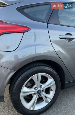Хэтчбек Ford Focus 2012 в 