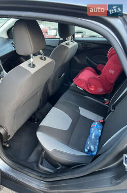 Хэтчбек Ford Focus 2012 в 