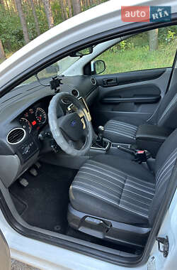 Хэтчбек Ford Focus 2011 в 