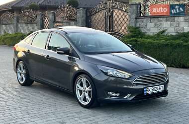 Седан Ford Focus 2015 в 