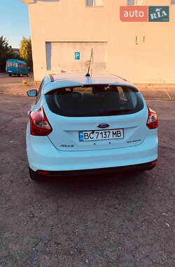Хэтчбек Ford Focus 2012 в 