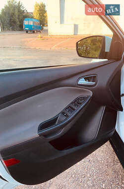 Хэтчбек Ford Focus 2012 в 