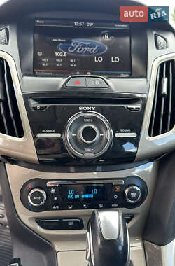 Хэтчбек Ford Focus 2012 в 