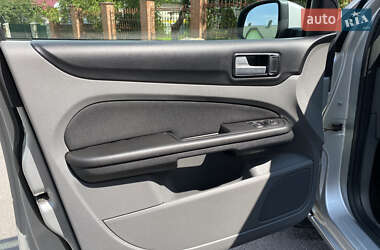 Хэтчбек Ford Focus 2010 в 