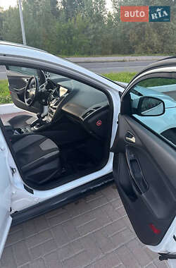 Хэтчбек Ford Focus 2012 в 