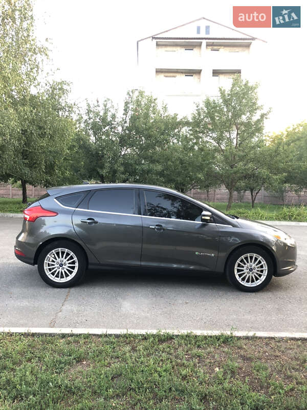 Хэтчбек Ford Focus 2015 в Чугуеве