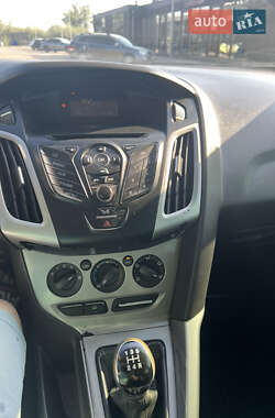 Хэтчбек Ford Focus 2011 в 