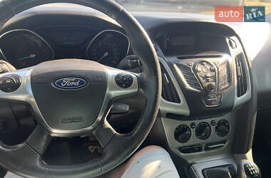 Хэтчбек Ford Focus 2011 в 