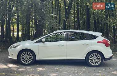 Хэтчбек Ford Focus 2011 в 