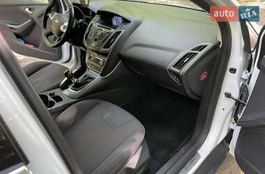 Хэтчбек Ford Focus 2011 в 