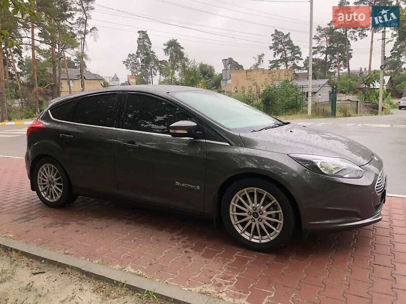 Хэтчбек Ford Focus 2015 в 