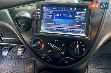 Хэтчбек Ford Focus 1999 в 