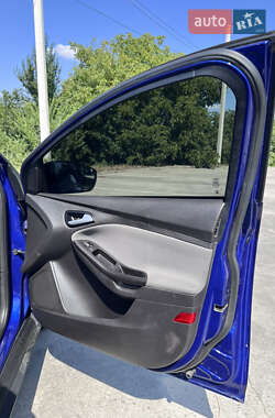 Хэтчбек Ford Focus 2011 в 