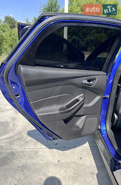 Хэтчбек Ford Focus 2011 в 