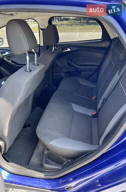 Хэтчбек Ford Focus 2011 в 