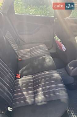 Хэтчбек Ford Focus 2011 в 