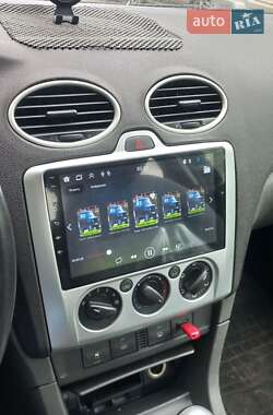 Хэтчбек Ford Focus 2005 в 
