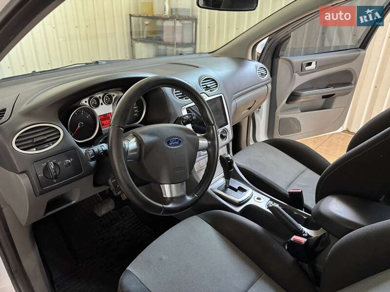 Хэтчбек Ford Focus 2010 в 
