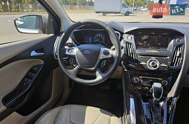 Хэтчбек Ford Focus 2012 в 