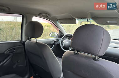 Хэтчбек Ford Focus 2004 в 