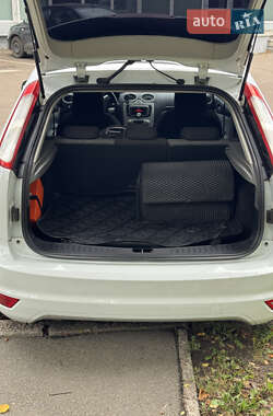 Хэтчбек Ford Focus 2010 в 