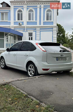 Хэтчбек Ford Focus 2010 в 