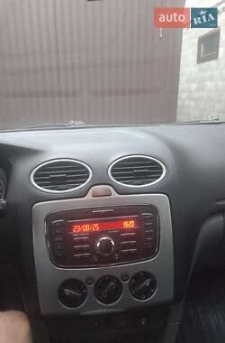 Хэтчбек Ford Focus 2010 в 