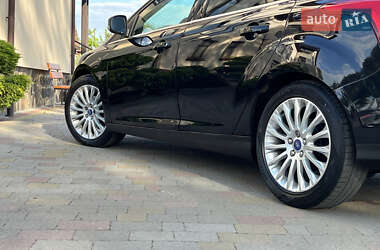 Хэтчбек Ford Focus 2012 в 