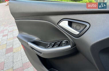Хэтчбек Ford Focus 2012 в 