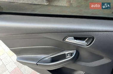 Хэтчбек Ford Focus 2012 в 
