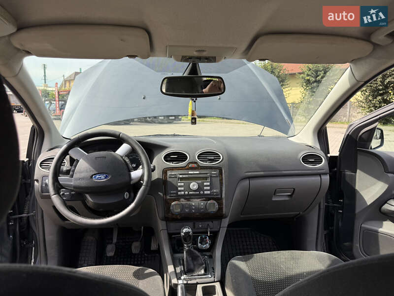 Хэтчбек Ford Focus 2005 в Городке
