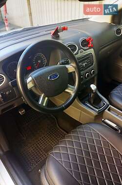 Хэтчбек Ford Focus 2011 в 