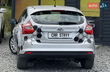 Хэтчбек Ford Focus 2011 в 